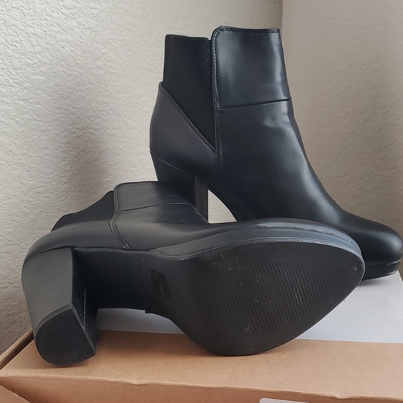Black heeled ankle boot - Picture 2 of 3